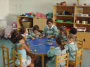 Educadora com um grupo de trabalho na sala dos 4 anos