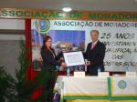 Carla Vasconcelos da APCER entrega Certificado a Jorge Faria da AML