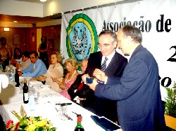 Jorge Faria explica a Bagão Félix o significado da placa comemorativa.
