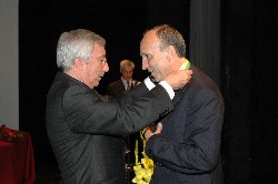Armindo Costa entrega a Jorge Faria a Medalha de mérito de Benemerência
