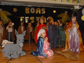 Crianças interpretando a música «eu hei-de ir ao presépio»