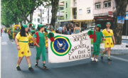 Crianças das Lameiras desfilando nas ruas da cidade