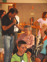 Costinha cantando junto da sua avó, D. Inês, utente do Lar das Lameiras
