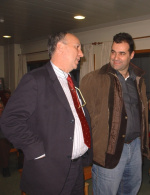 Jorge Faria ( esquerda) conversando com o Pe. Carlos ( direita)