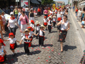 Crianças das Lameiras desfilando pelas ruas da cidade de Vila Nova de Famalicão